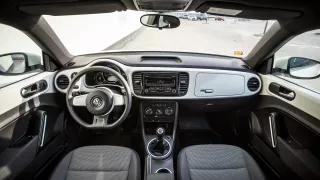 Volkswagen Beetle 1.2 TSI interiér 4