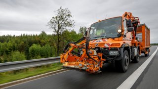 Sekání trávy mezi svodidly na dálnici je práce pro opravdové chlapy. Nevěříte?