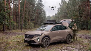 Dříve prezidentský speciál, nově bojové vozidlo pro armádu. Upravený Renault skrývá i dron