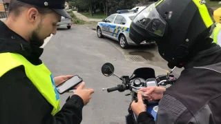 Týden v autech: Mohou motorkáři předjíždět v kolonách? Ministerstvo na to má jasné stanovisko