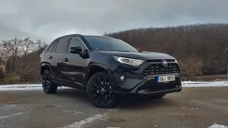 Fanoušci černé barvy, zbystřete! Toyota prodává nejtemnější RAV4 v dějinách