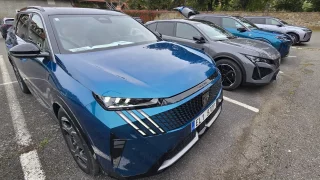 Francouzská Škoda Kodiaq plní Čechům přání. Peugeot 5008 nově nabízí větší kufr a pohon všech kol