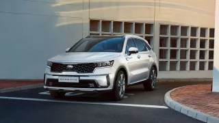 Čtvrtá generace SUV Kia Sorento odhodila plášť. Je úplně jiná. Nejpůsobivější jsou zadní partie