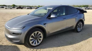 Nová Tesla Model Y je po 170 kilometrech na odpis. Inovativní karoserii je složité opravit