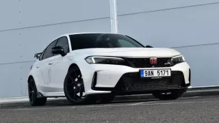 Honda Civic Type R utrpěla rány při emisních bojích. Stále je však nejlepším hot hatchem na trhu