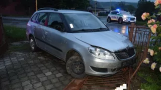 Ve čtrnácti letech se opil a sedl za volant fabie. Projel zavřenou bránou do cizího domu