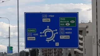 Nový druh křižovatek může mást řidiče. Je ale výrazně efektivnější a bezpečnější