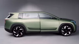 Škoda Vision 7S má otočný tablet infotainmentu. Při jízdě je na výšku, v režimu relax se otočí