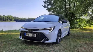 Nová Toyota Corolla posunula laťku zase o něco výš. Bude vás bavit jak jízdními vlastnostmi, tak spotřebou.