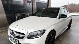 Mercedes-AMG C 43 je dokonalý univerzál. Je sportovní a zároveň řidiče hýčká pohodlím