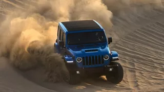 Jeep Wrangler Rubicon dostal 470 koní a motor HEMI V8 o objemu 6,4 litru. V terénu je ještě lepší