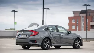 Nová Honda Civic je pořád originální, ale už víc u