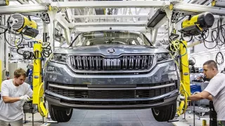 Kdo nechce skladový vůz, tak si většinou pěkně počká. Dodací lhůty na nová auta mohou být i rok