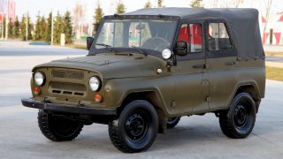 Retro: UAZ-469 byl vždy připraven k obraně socialistické vlasti. Na vojně si ho užili všichni