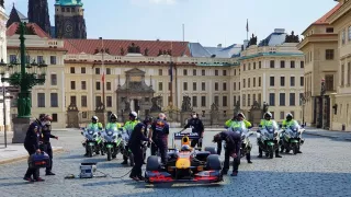 Víme, kolik dostala Praha za natáčení formule 1. Za Karlův most hodně, za zbytek drobné