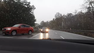 Video: Chtěli se vyhnout koloně, tak sjížděli z dálnice protisměrem. Chytila je u toho policie