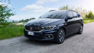 Fiat Tipo je normálním autem za normální peníze. Žádný luxus a zábavné svezení však nečekejte