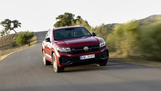 Volkwagen Touareg se dočkal omlazení. Ostřejší rysy doplňuje svítící znak na zádi a pět motorů