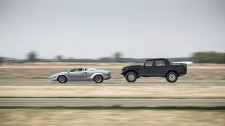 Dvanáctiválcové Lamborghini LM002 se mimo asfalt n