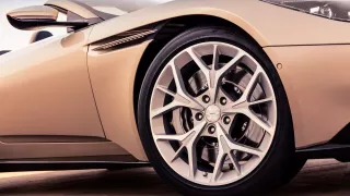 Nádherný roadster Aston Martin DB11 Volante. 17