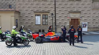 Formule 1 stáje Red Bull v Praze u Pražského hradu