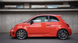 Abarth, který štěká, kouše. 695 Turismo je malý italský bastard, na kterého se budete každý den těšit