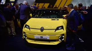 Renault 5 oslavuje krásu automobilového designu. Je roztomile jiný a má držák na bagetu