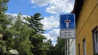 V Česku se objevily nové dopravní značky. Řidiče omezí a vystaví pokutě, zatímco cyklistům uleví