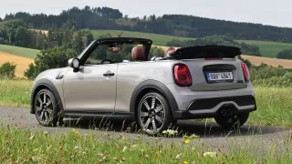 Mini Cabrio umí i v základu potěšit, s pár příplatky si ale musíte připravit milion