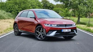 Kamery místo zrcátek praktické nejsou. Hyundai Ioniq 5 ale k tomu nabízí i skvělé svezení