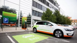 Zůstatková hodnota elektromobilů prudce klesá. Už několikaletá auta jsou prakticky bezcenná