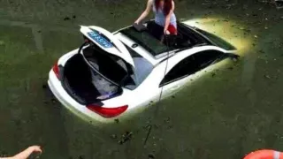 Mercedes utopený v kanálu - Obrázek 3