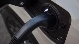 Komentář: Plug-in hybridní auta mají být mostem k elektromobilitě. Jenže mnozí je neumějí používat
