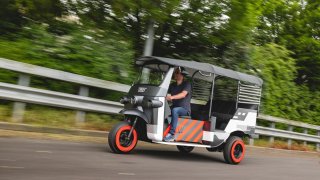 Audi snižuje emise tím, že v bruselské továrně přestavuje staré indické rikši na elektromobily