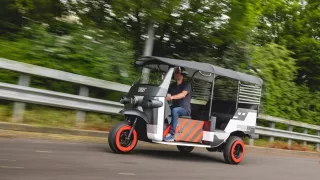 Audi snižuje emise tím, že v bruselské továrně přestavuje staré indické rikši na elektromobily