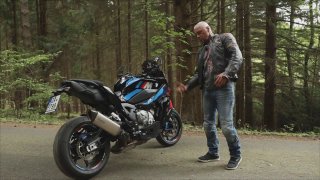 Tuhle motorku by měli prodat jen tomu, kdo prošel psychotesty. Sršeň krotil BMW M 1000 XR