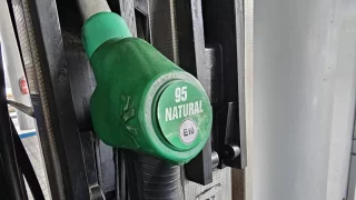Z pistolí tekl jiný benzin, než měl. Čerpací stanice dostaly pokuty za čachry s palivem