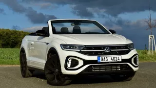 Volkswagen T-Roc Cabriolet si zvolíte, když preferujete robustnější automobil, ale nechcete se nechat připravit o pocit svěžího větru ve vlasech