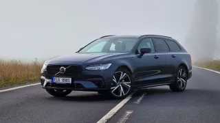 Volvo V90 do zásuvky má až přehnaně vysoký výkon. Ekologickou značku si ale kupodivu zaslouží