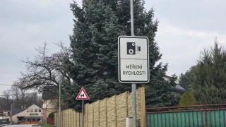 Dopravní značka s radarem mate většinu českých řidičů. Je i na místech, kde se neměří