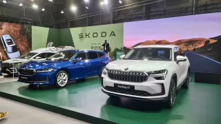 Škoda na e-Salon přivezla Superb a Kodiaq ve verzi iV. Na elektřinu ujedou přes 100 kilometrů