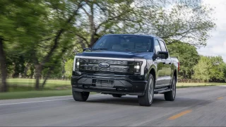 Měl být elektrickou revolucí, teď předčasně končí. Ford F-150 Lightning dostane nástupce s benzinem
