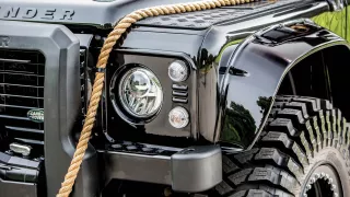 Do aukce jde filmový Land Rover Defender. Proháněl