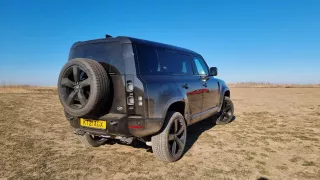 Land Rover Defender V8 Bond Edition