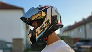 Jen helma nestačí. Ministerstvo dopravy odhalilo často přehlížený přestupek, stát může až 5000 Kč