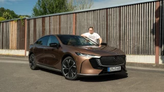 Poprvé jsme řídili novou Mazdu 6e a víme, jak ušetřit. Základ stačí, dražší verze moc nedává smysl