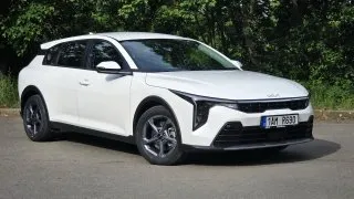 Normální auto za cenu pod půl milionu korun. Kia K4 láká na starý dobrý svět a jde jí to dobře