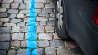 Vláda ode dneška zrušila parkování zdarma na modrých zónách. Města to vidí jinak, vznikl chaos