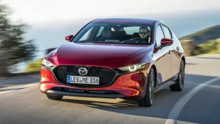 Benzin, ale funguje jako diesel. Mazda začala v Česku prodávat svůj unikátní motor