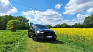 Sexy je slabé slovo. Volvo XC60 Black Edition otvírá cestu do nepoznaných vizuálních výšin. Jen v těch výškách nezapomínejte nabíjet